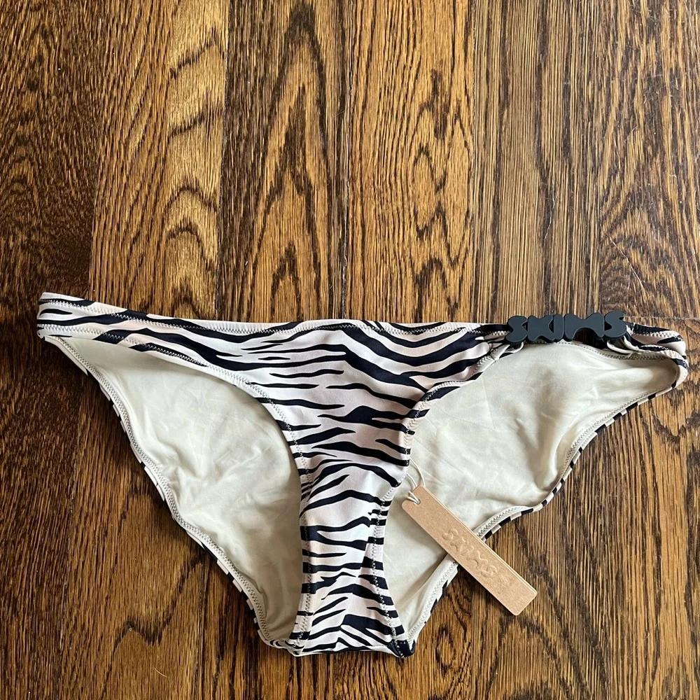 SKIMS SWIM LOGO HARDWARE BIKINI BOTTOM IN CHAMPAGNE TIGER PRINT M